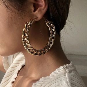 Chain color gold hoop earrings